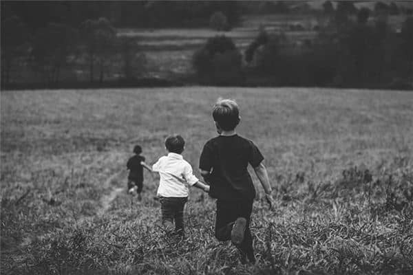 梦见被小孩追是什么意思 梦见被小孩追是什么意思