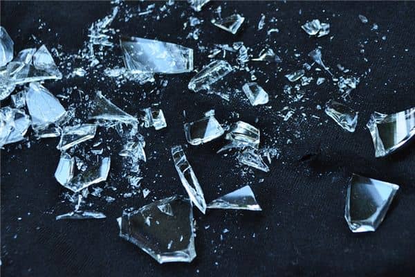 梦见玻璃渣是什么意思 梦见玻璃渣是什么意思