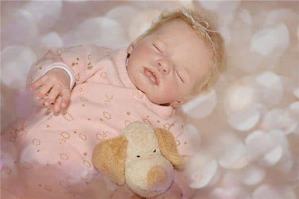 梦见搂着小男孩睡觉 梦见搂着小男孩睡觉