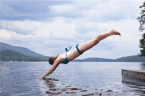 梦见跳进水里是什么意思 梦见跳进水里是什么意思