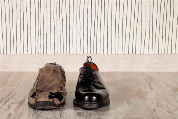 梦见穿破鞋子是什么意思 梦见穿破鞋子是什么意思