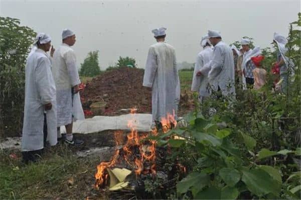 梦到死人出殡 梦到死人出殡