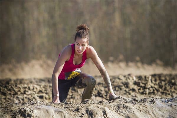 梦见陷进泥里是什么意思 梦见陷进泥里是什么意思