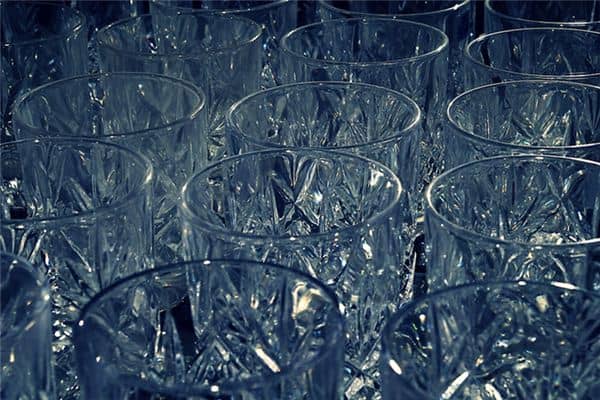 梦见买玻璃杯是什么意思 梦见买玻璃杯是什么意思