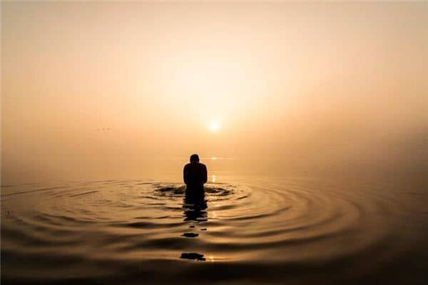 梦见站在水里是什么意思 梦见站在水里是什么意思