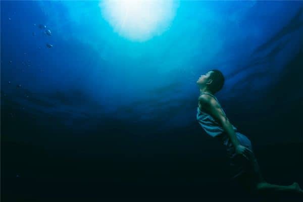 梦见掉进水里是什么意思 梦见掉进水里是什么意思