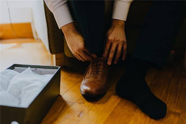 梦见男的穿鞋是什么意思 梦见男的穿鞋是什么意思