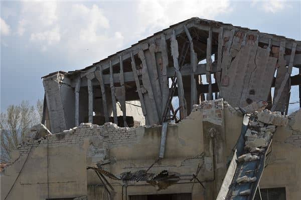 梦见墙倒屋塌是什么意思