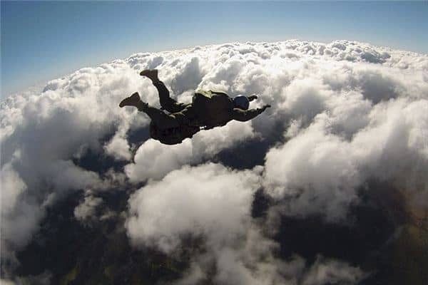 梦见在空中飞是什么意思 梦见在空中飞是什么意思