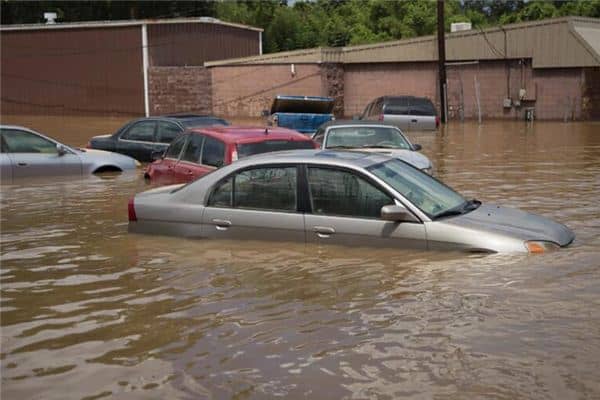 梦见水淹了车是什么意思 梦见水淹了车是什么意思