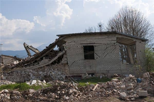 梦见房倒屋塌是什么意思 梦见房倒屋塌是什么意思