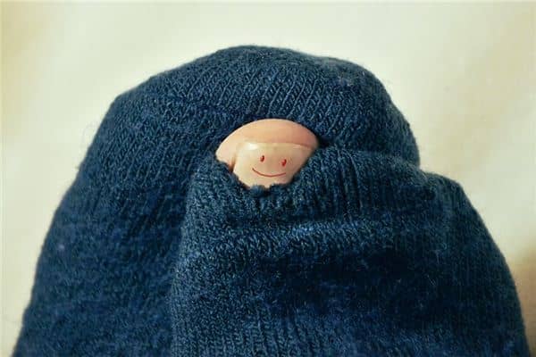 梦见袜子破了是什么意思 梦见袜子破了是什么意思