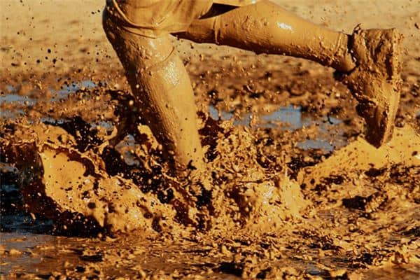 梦见脚上有泥是什么意思 梦见脚上有泥是什么意思