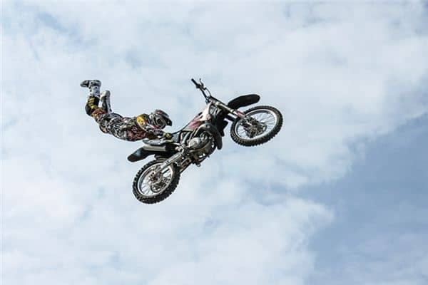 梦见摩托会飞是什么意思 梦见摩托会飞是什么意思