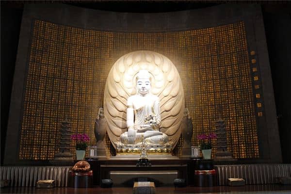 梦见神像跪拜是什么意思 梦见神像跪拜是什么意思