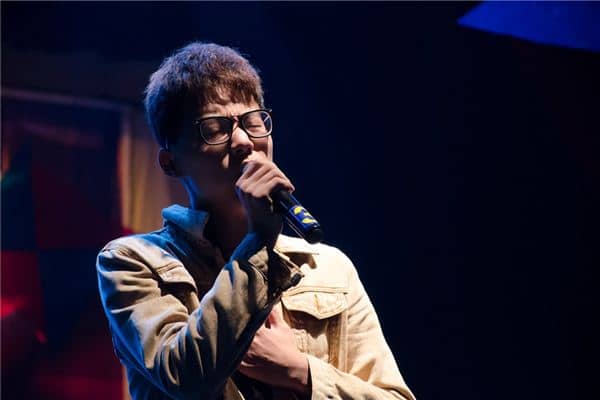 梦见别人唱歌是什么意思 梦见别人唱歌是什么意思