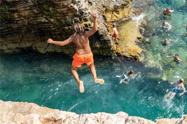 梦见掉海里了是什么意思 梦见掉海里了是什么意思