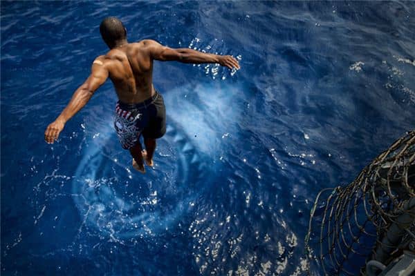 梦见跳水救人是什么意思 梦见跳水救人是什么意思