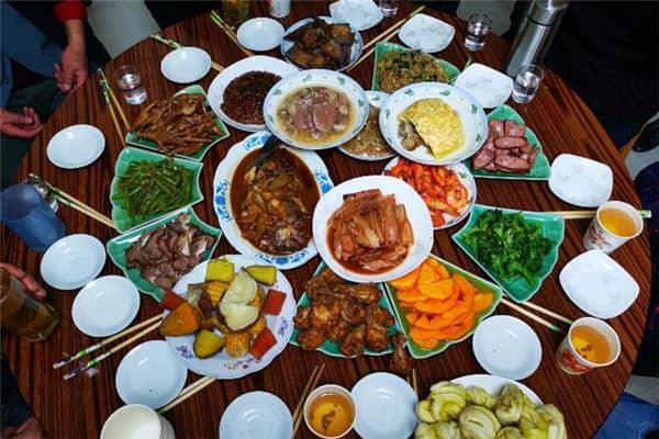 梦见炒两桌菜是什么意思 梦见炒两桌菜是什么意思