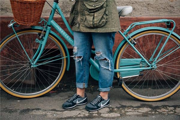 梦见穿旧衣服是什么意思 梦见穿旧衣服是什么意思