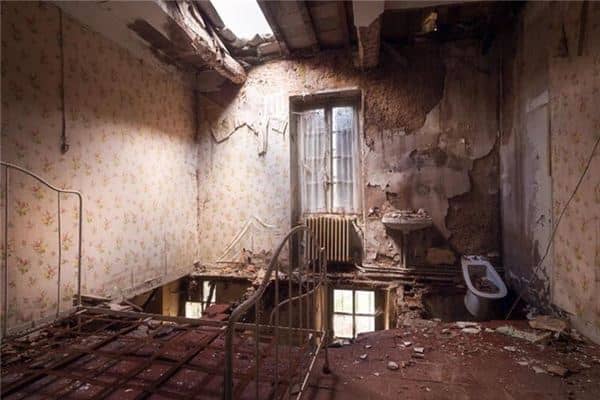 梦见地板塌陷是什么意思 梦见地板塌陷是什么意思