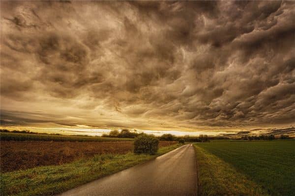 梦到乌云密布黑云遮天 梦到乌云密布黑云遮天