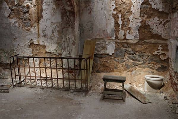 梦见厕所塌了是什么意思 梦见厕所塌了是什么意思