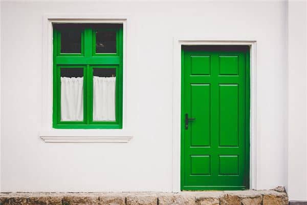 梦见被门压着是什么意思 梦见被门压着是什么意思