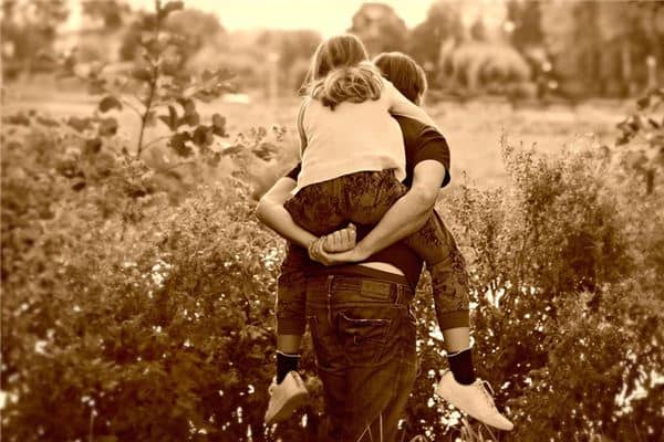 梦见背小女孩是什么意思 梦见背小女孩是什么意思