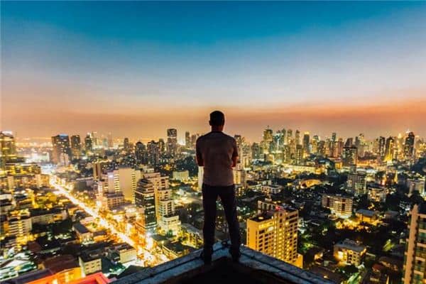 梦见高空坠物是什么意思 梦见高空坠物是什么意思