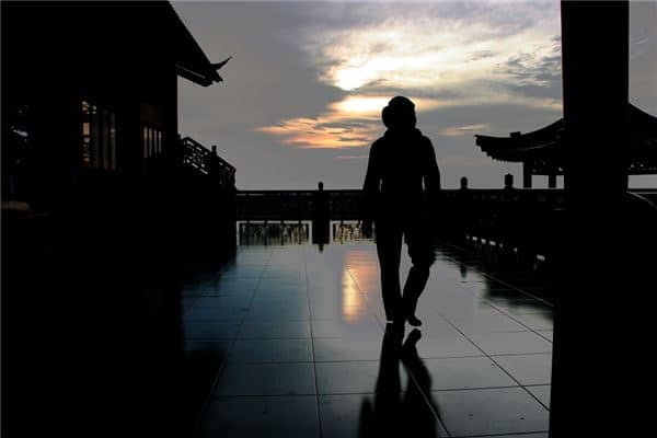 梦见天黑走路是什么意思 梦见天黑走路是什么意思