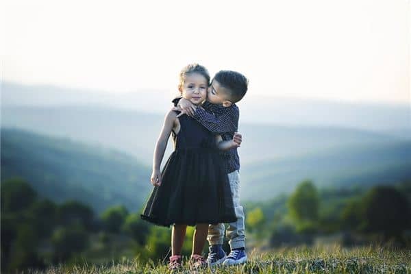 梦见抱小女孩是什么意思 梦见抱小女孩是什么意思