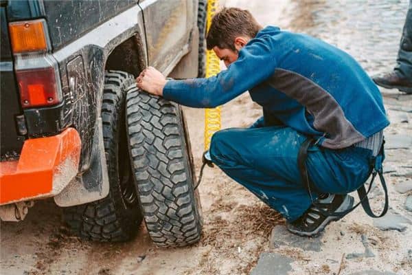 梦见车胎破了是什么意思 梦见车胎破了是什么意思