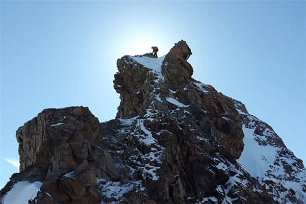 梦见往高处爬是什么意思 梦见往高处爬是什么意思