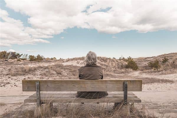 梦到死去的奶奶还活着 梦到死去的奶奶还活着