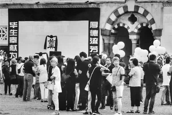 梦见死人花圈是什么意思 梦见死人花圈是什么意思