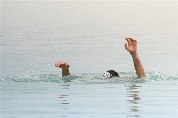 梦见游泳救人是什么预兆 梦见游泳救人是什么预兆