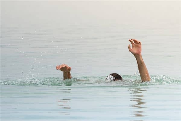 梦见别人落水是什么意思 梦见别人落水是什么意思