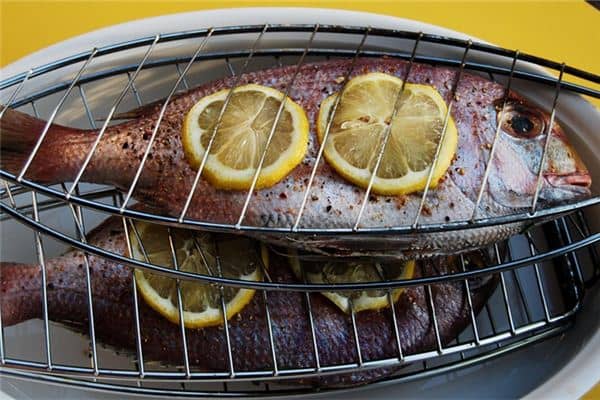 梦见女人吃鱼是什么意思 梦见女人吃鱼是什么意思