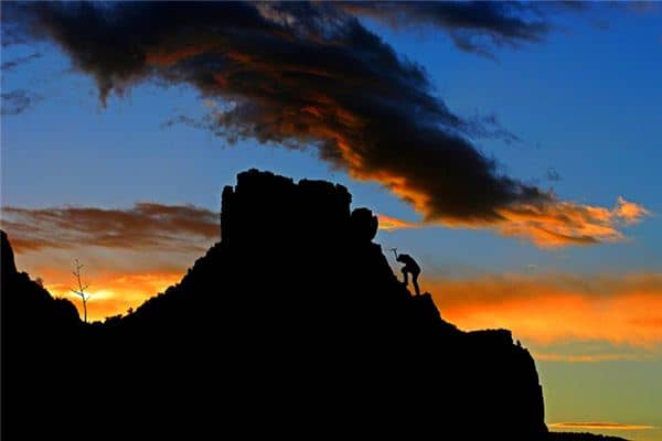 梦见爬上高处是什么意思 梦见爬上高处是什么意思