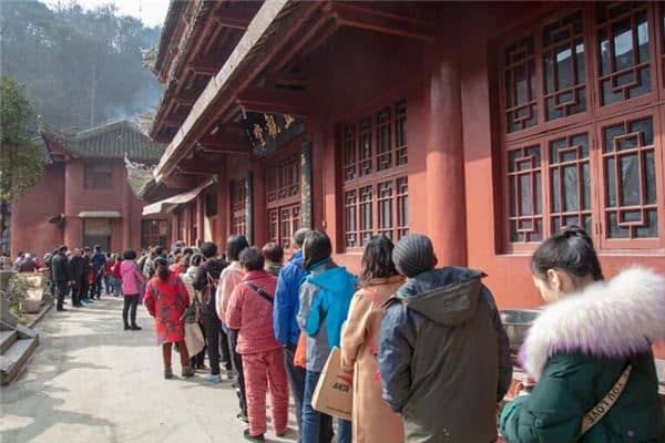 梦见排队打饭是什么意思 梦见排队打饭是什么意思