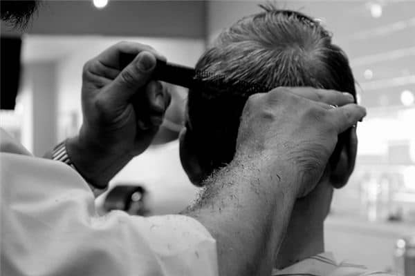 梦见别人理发是什么意思 梦见别人理发是什么意思