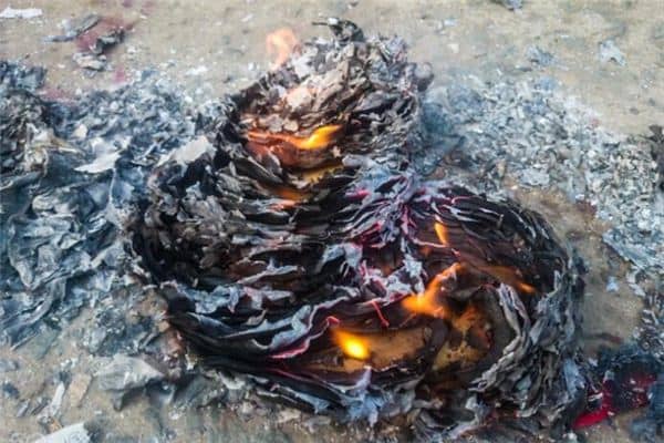 梦见给去世的亲人烧纸 梦见给去世的亲人烧纸