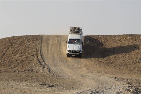 梦见开车下坡是什么意思 梦见开车下坡是什么意思