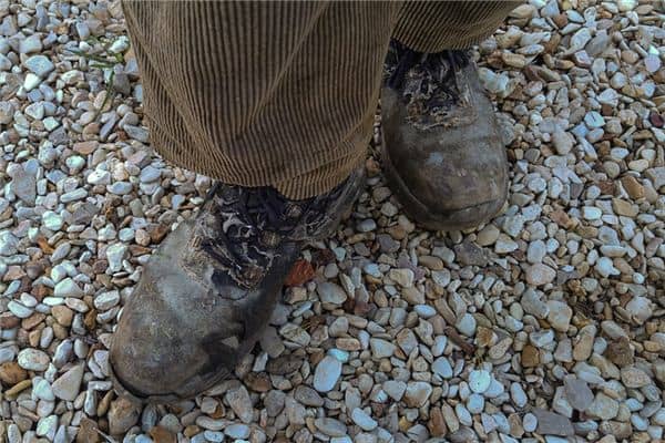 梦见穿旧鞋子是什么意思 梦见穿旧鞋子是什么意思