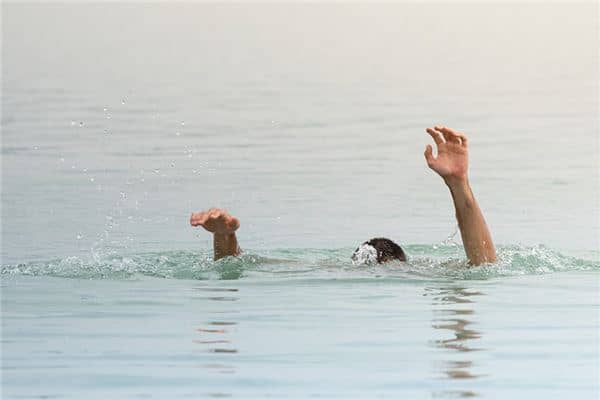 梦见亲人落水是什么意思 梦见亲人落水是什么意思