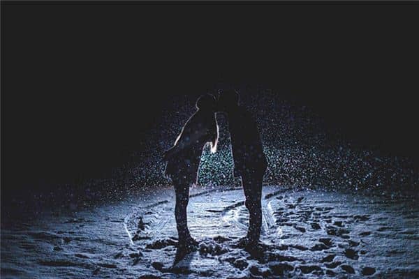 梦见别人亲我是什么意思 梦见别人亲我是什么意思