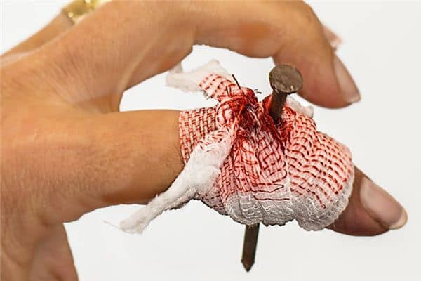 梦见左手穿孔是什么意思 梦见左手穿孔是什么意思