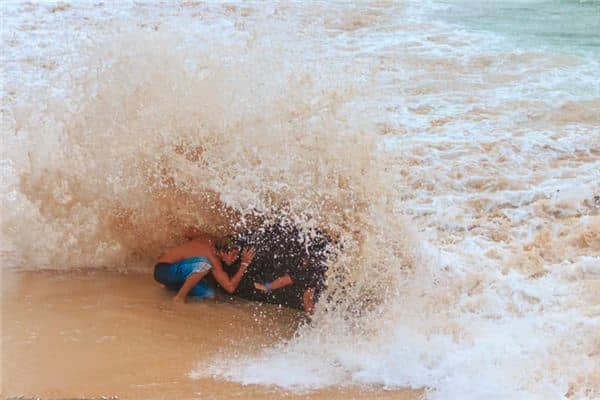 梦见躲在水里是什么意思 梦见躲在水里是什么意思