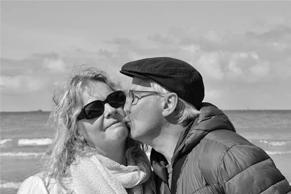 梦见亲吻脸颊是什么意思 梦见亲吻脸颊是什么意思